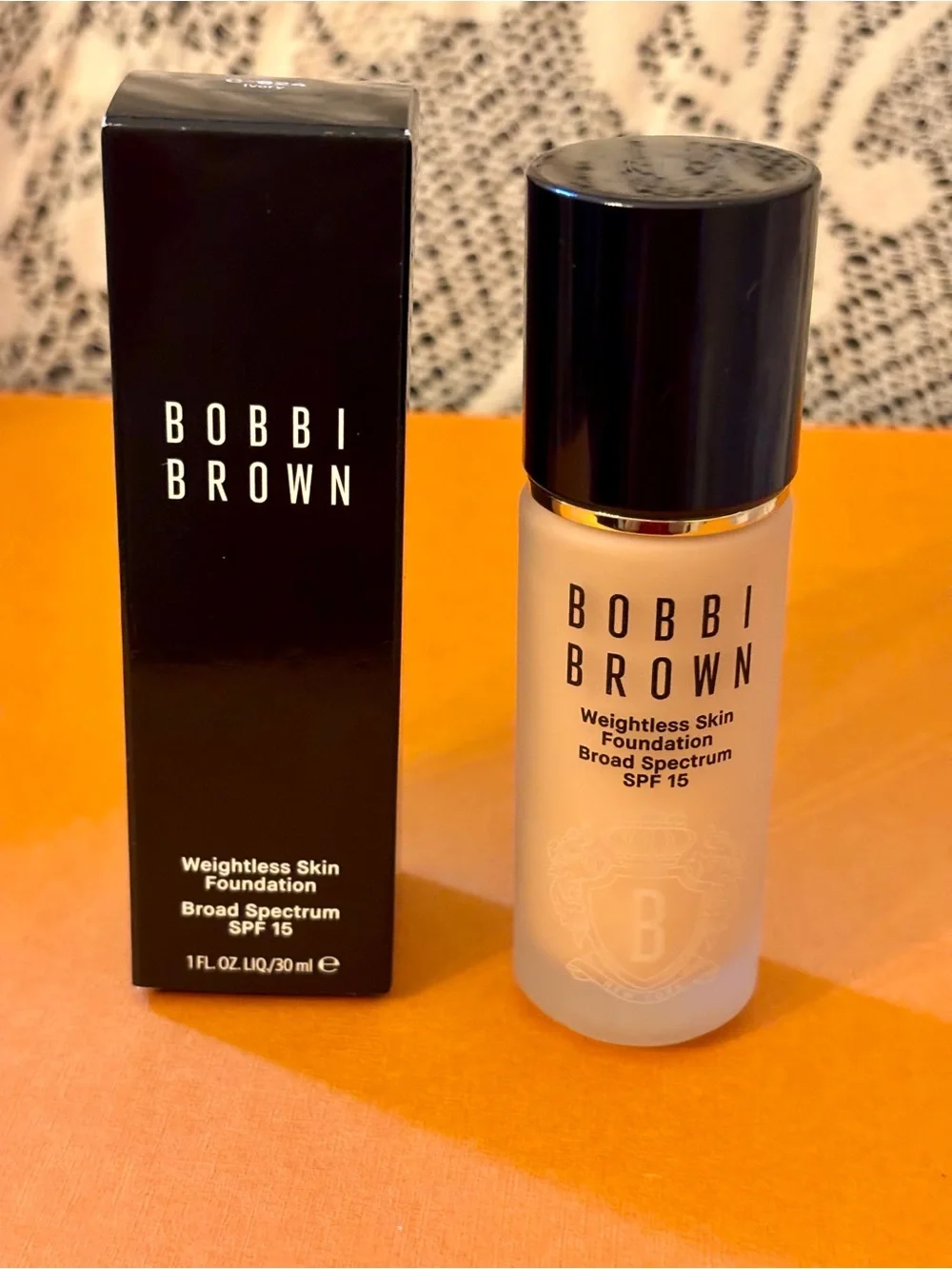 NIB Bobbi Brown Weightless Skin Foundation SPF 15 -Ivory( C-024)